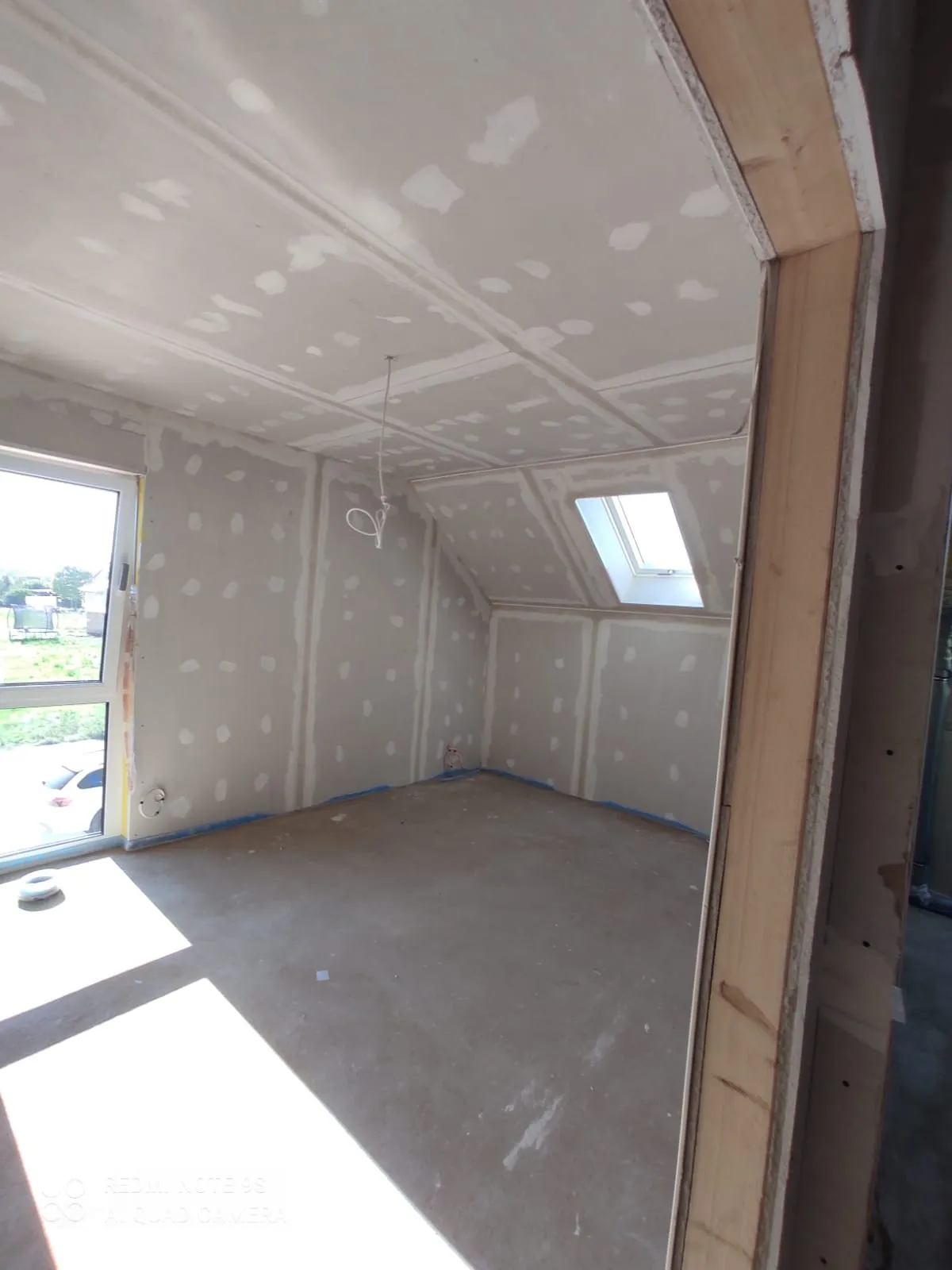 Dachbodenausbau mit Dachschrägen und sauber verspachtelten Trockenbauplatten
