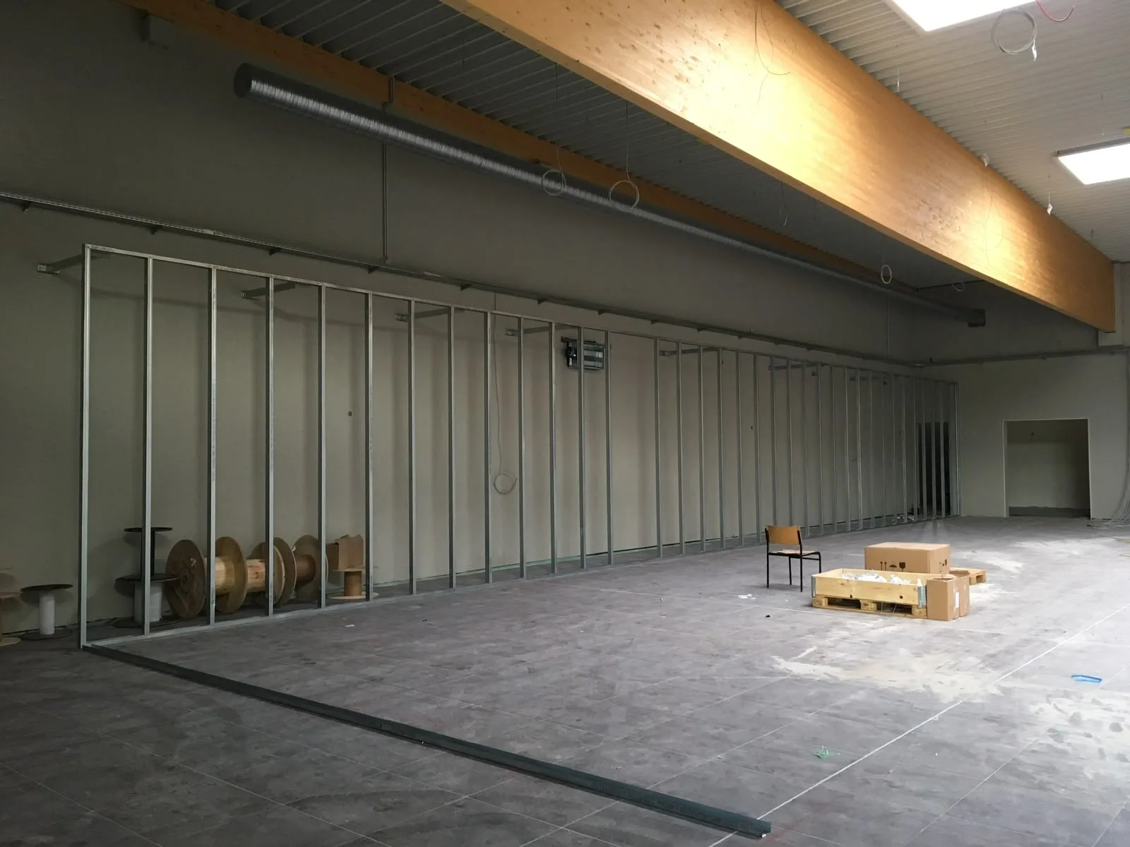 Metall-Ständerwerk einer Trennwand in einer leeren Gewerbehalle