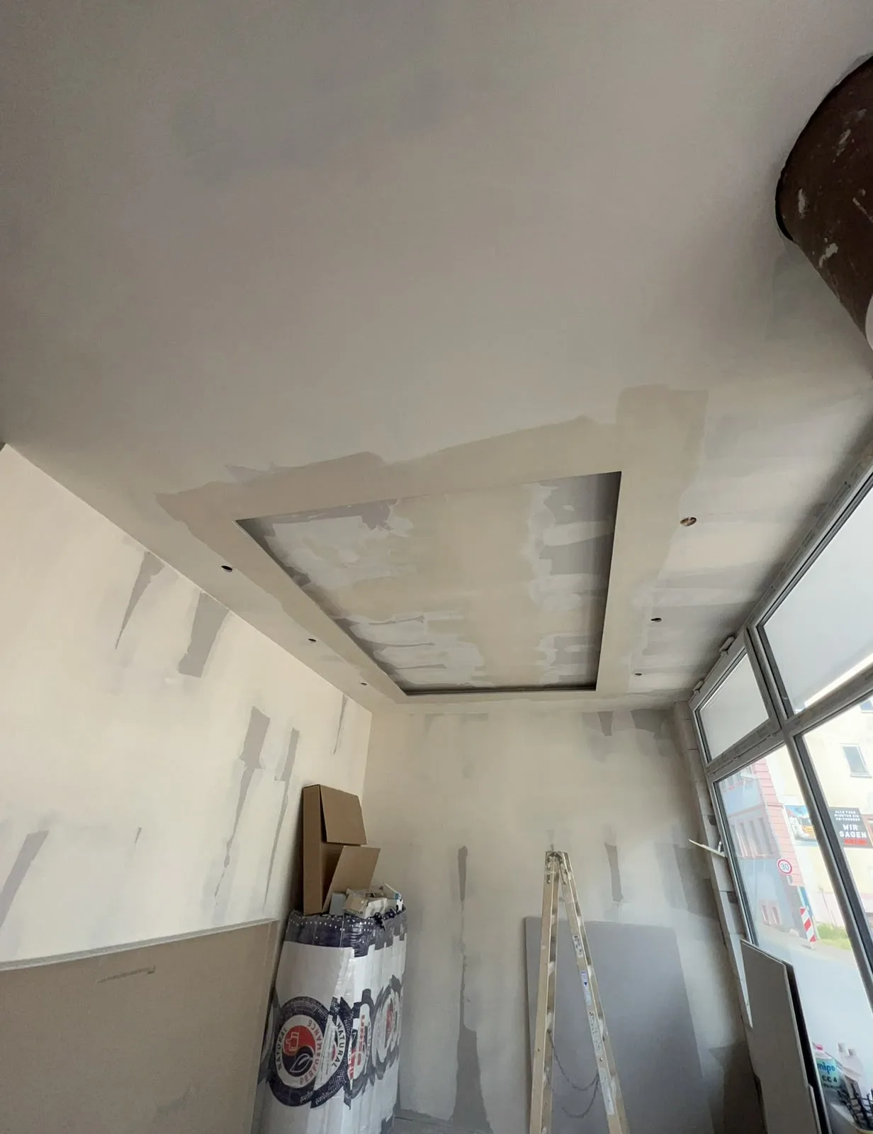 Abgesetztes Deckenfeld im Rohbau mit vorbereiteter Lichtvoute und eingelassenen Spots